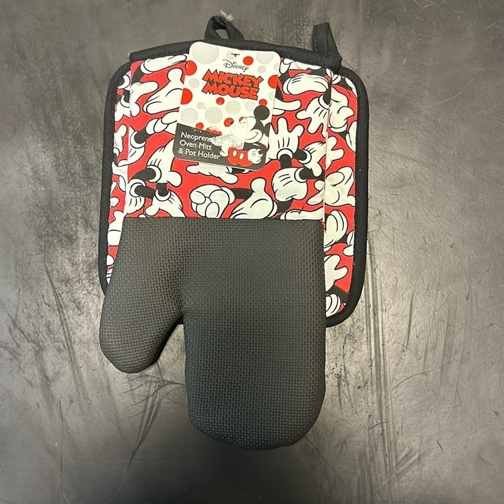 NWT Mickey Mouse oven mitt and pot holder